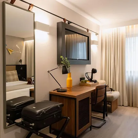 Hotel Ibis Styles Lisboa Aeroporto 4*